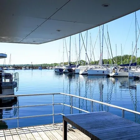 Botel Houseboat Floating 44 In *