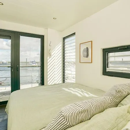 Botel Houseboat Floating 44 In *