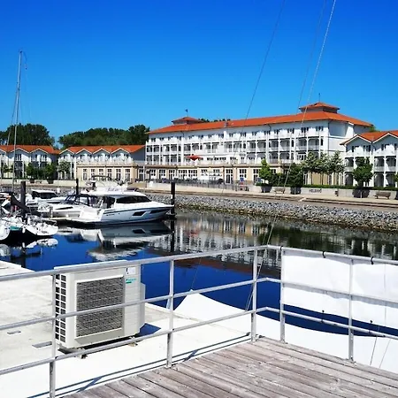Botel Houseboat Floating 44 In *